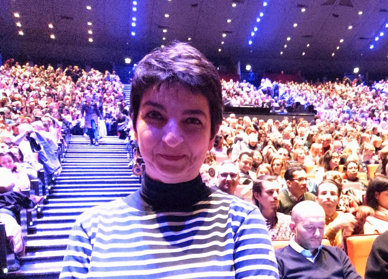 '图20:在国际组织担任职业顾问的S.T.女士也非常高兴能观看神韵三月在巴黎的最后一场演出。(明慧网)'