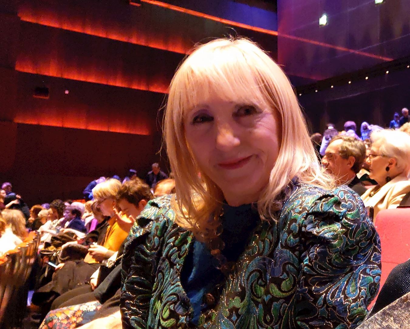 '图19:二月二十九日,作家及哲学及文学老师的吉纳维夫·拉维纳莱(Genevieve Ravinale)在法国巴黎观看了神韵演出。她说:“能观看这样的演出非常重要,太好了,美极了。”(明慧网)'