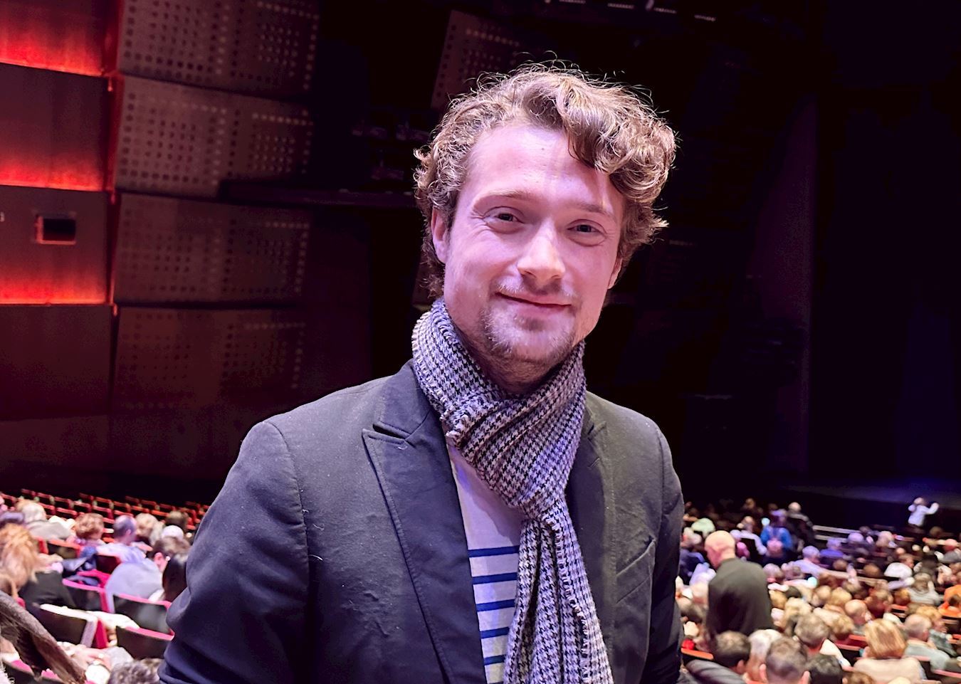 '图21:歌剧、戏剧演员亚历山大·布尔(Alexandre Blin)说:“神韵是独一无二的一流的演出。”“她让我意识到,我们必须回归爱。”(明慧网)'