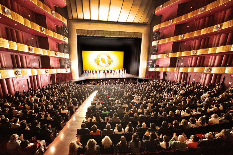 图5:二零二四年四月七日晚,神韵环球艺术团在美国纽约林肯中心大卫寇克剧院的演出。当天两场演出均爆满。(大<span style='max-width:0px!important;margin-left:-4px;color:#eee!important;'>.</span>纪<span style='max-width:0px!important;margin-left:-4px;color:#eee!important;'>.</span>元<span style='max-width:0px!important;margin-left:-4px;color:#eee!important;'>;</span>)