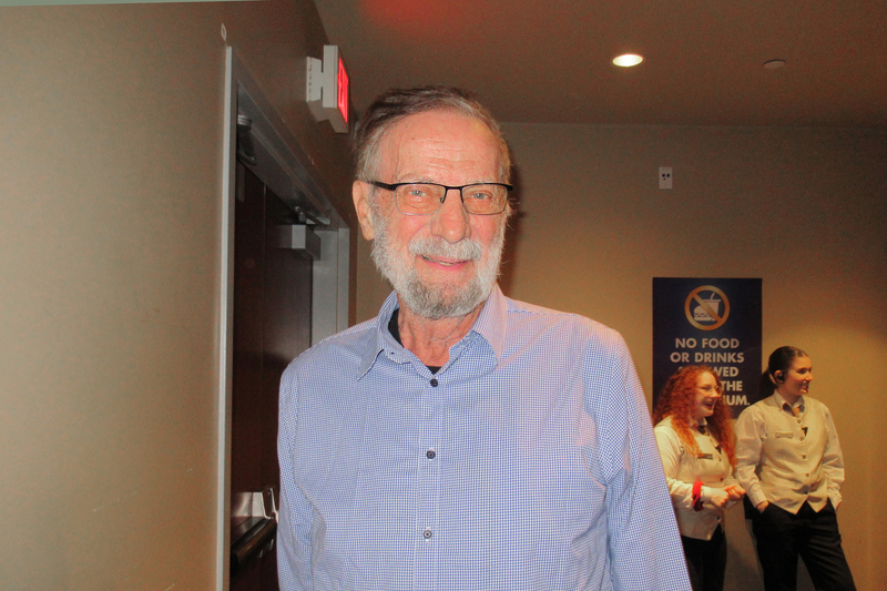 图8:二零二四年四月六日下午,好莱坞获奖电影演员汤姆·卡西斯(Tom Katsis)在洛杉矶好莱坞杜比剧院(Dolby Theatre)观赏了神韵北美艺术团本季在当地的第二场演出。(大<span style='max-width:0px!important;margin-left:-4px;color:#eee!important;'>.</span>纪<span style='max-width:0px!important;margin-left:-4px;color:#eee!important;'>.</span>元<span style='max-width:0px!important;margin-left:-4px;color:#eee!important;'>;</span>)