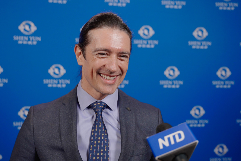 图9:二零二四年四月六日下午,好莱坞明星亚当·克罗斯德尔(Adam Croasdell)观赏了神韵北美艺术团在洛杉矶好莱坞杜比剧院(Dolby Theatre)的演出。(新<span style='max-width:0px!important;margin-left:-4px;color:#eee!important;'>!</span>唐<span style='max-width:0px!important;margin-left:-4px;color:#eee!important;'>!</span>人<span style='max-width:0px!important;margin-left:-4px;color:#eee!important;'>:</span>电视台)