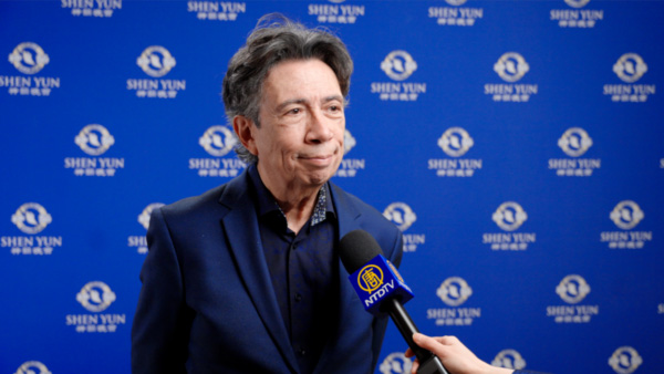 图10:二零二四年四月五日晚,单簧管演奏家、乐团指挥沃金·瓦尔德佩纳斯 (Joaquin Valdepeñas)观看了神韵国际艺术团在加拿大多伦多四季剧院的演出。(新<span style='max-width:0px!important;margin-left:-4px;color:#eee!important;'>!</span>唐<span style='max-width:0px!important;margin-left:-4px;color:#eee!important;'>!</span>人<span style='max-width:0px!important;margin-left:-4px;color:#eee!important;'>:</span>电视台)