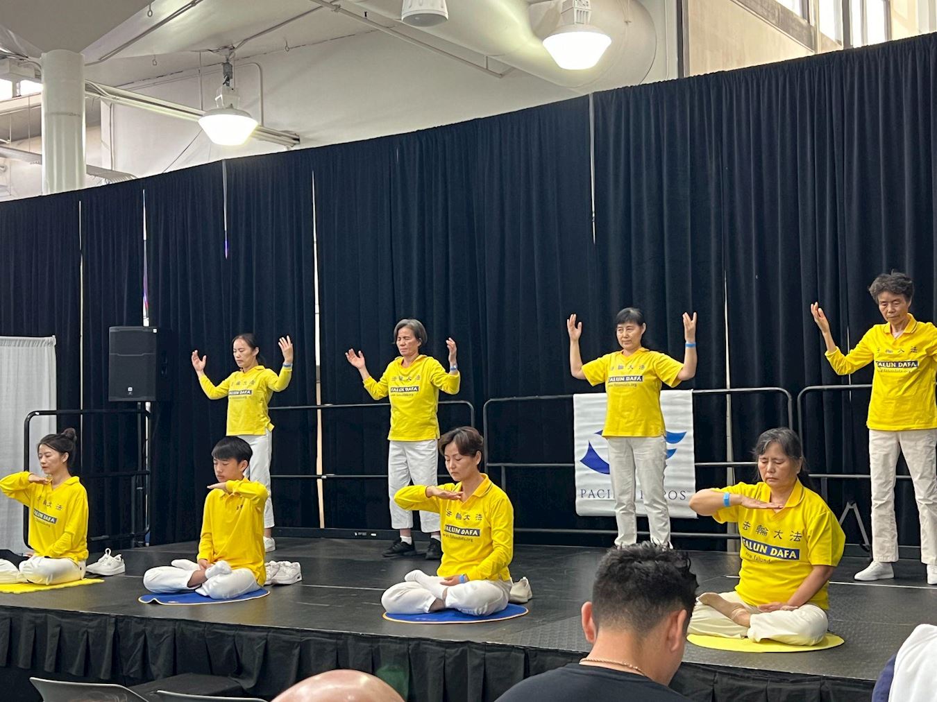 '图1:法轮功学员在展会上展示五套功法'