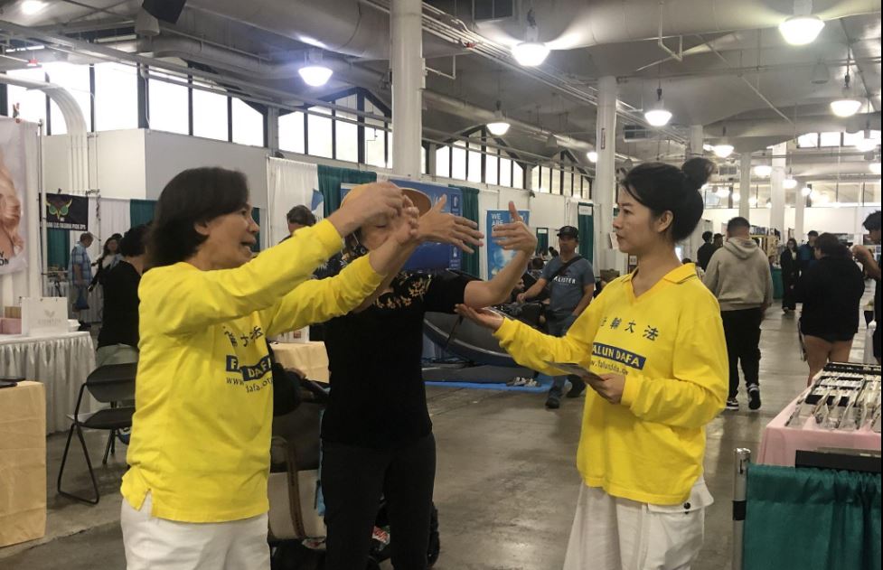 '图3:法轮功学员纠正正在学功的民众的动作'