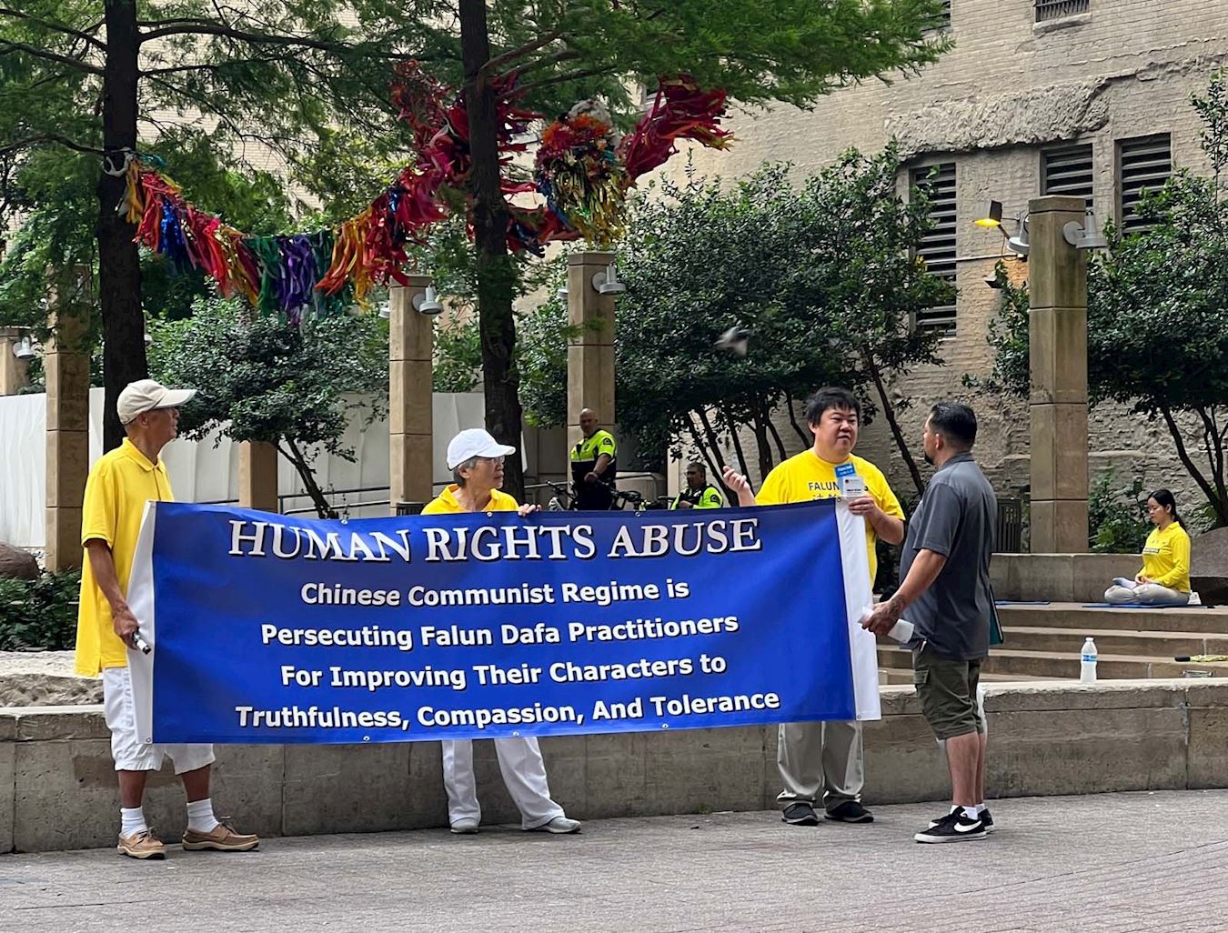 '图1~4:达拉斯地区部份法轮功学员来到市中心的飞马广场(Pegasus Plaza)集体炼功、讲真相活动,纪念“四‧二五”和平上访二十五周年。'