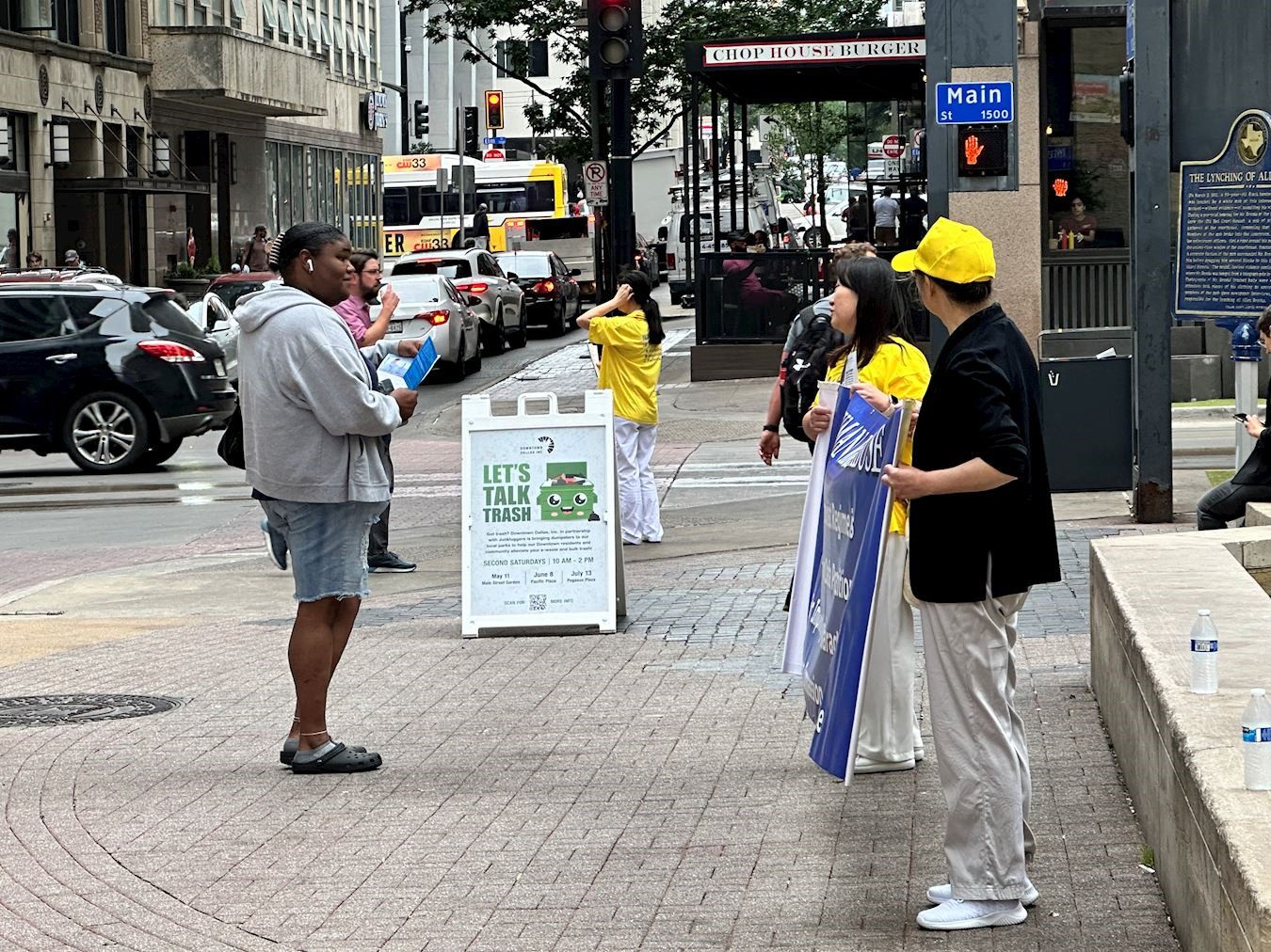 '图5~10:法轮功学员向人们介绍法轮大法,和揭露中共的恶行。'