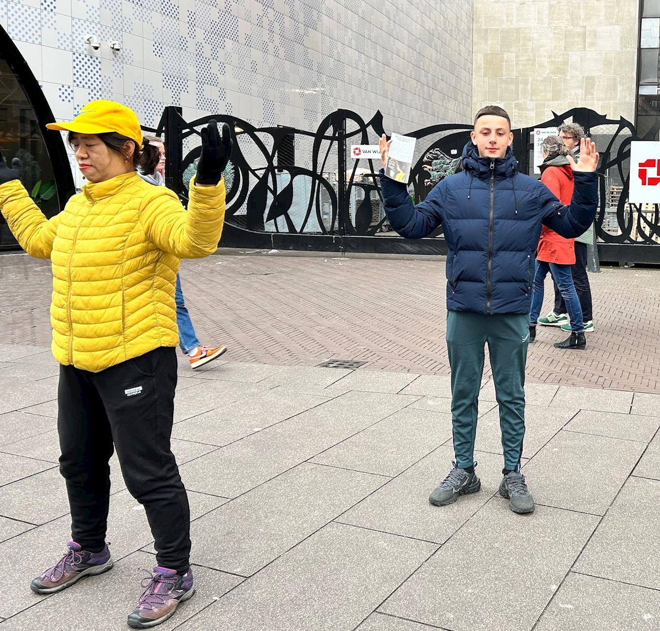 '图7~9:有民众现场学炼法轮功。'