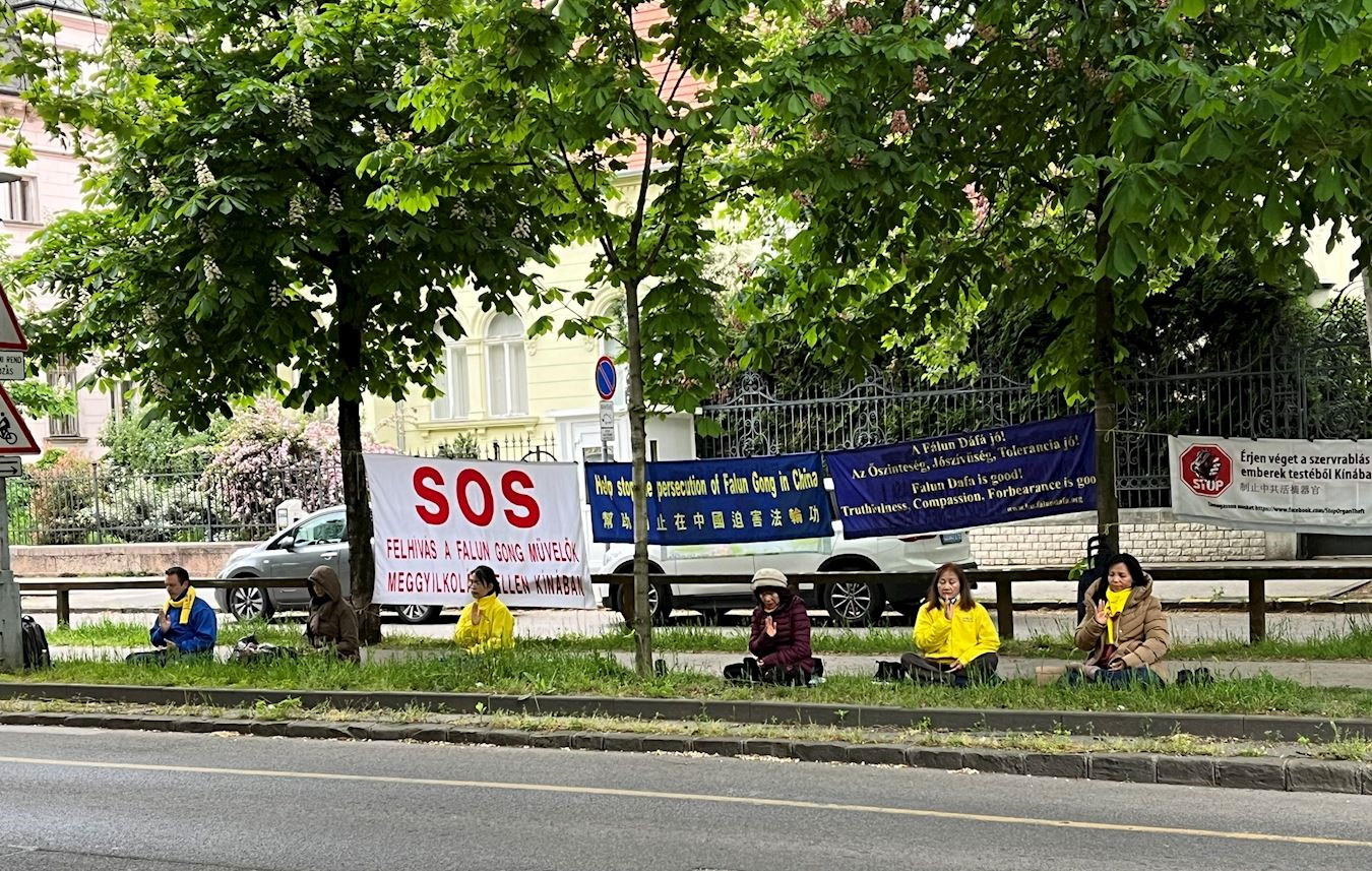 '图1~3:二零二四年四月二十三日,匈牙利部份法轮功学员在中共驻布达佩斯大使馆前举行集会,纪念上万名法轮功学员在北京和平上访二十五周年。'