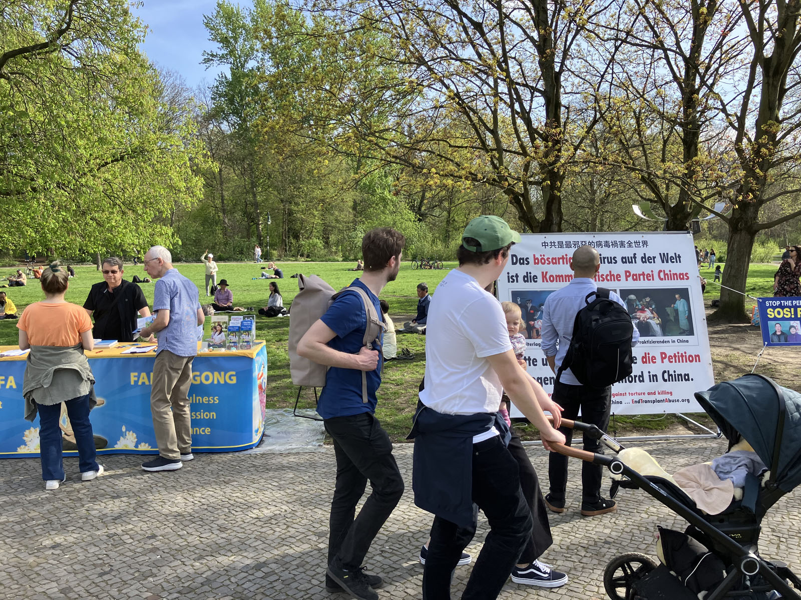 图1~8:三五成群的柏林市民驻足法轮功真相展位前,或和学员交谈了解真相,或签名支持法轮功学员的反迫害