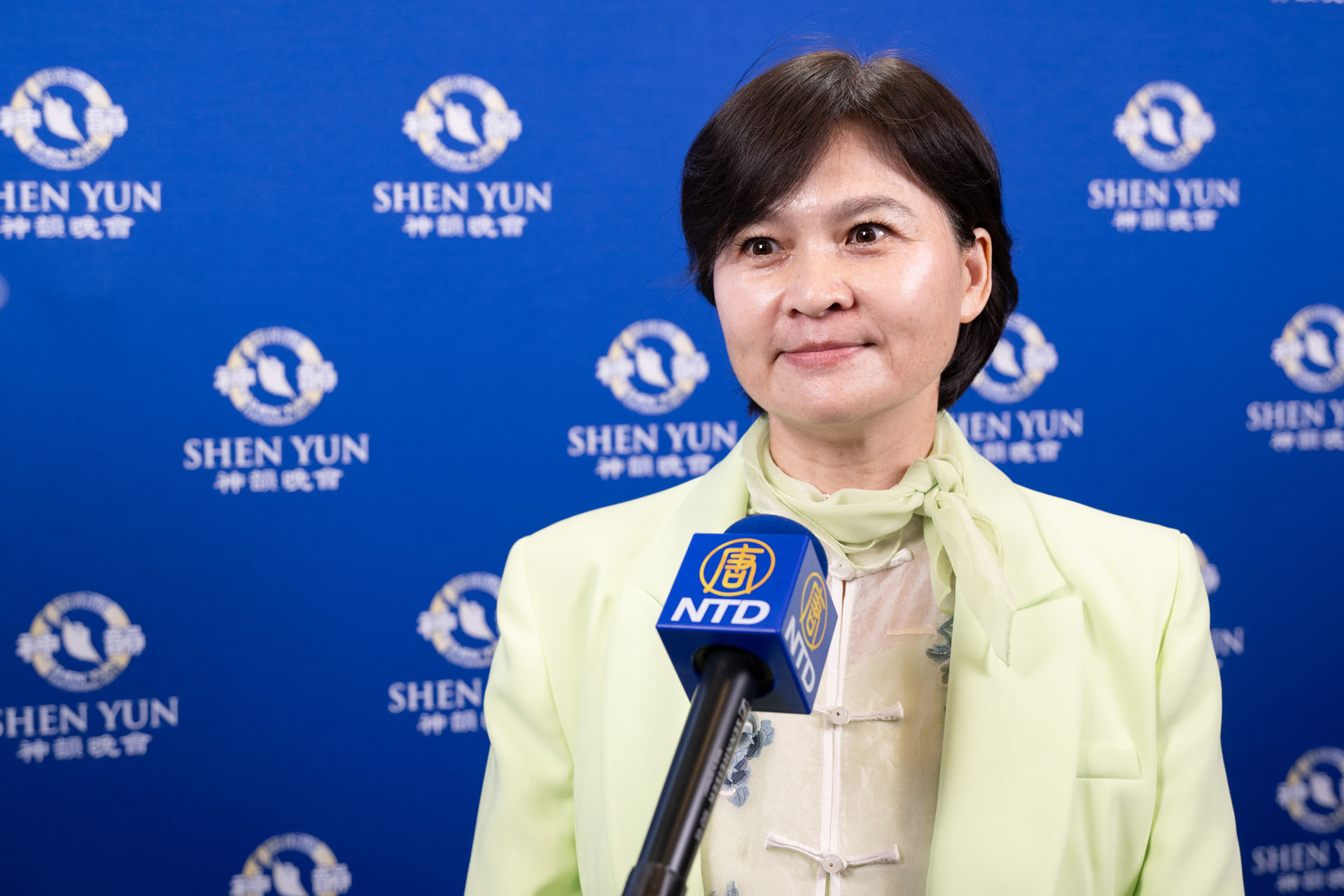 图9:二零二四年四月四日下午,心理疗愈师侯谦柔观赏神韵纽约艺术团在台北表演艺术中心的第三场演出。(新<span style='max-width:0px!important;margin-left:-4px;color:#eee!important;'>!</span>唐<span style='max-width:0px!important;margin-left:-4px;color:#eee!important;'>!</span>人<span style='max-width:0px!important;margin-left:-4px;color:#eee!important;'>:</span>电视台)