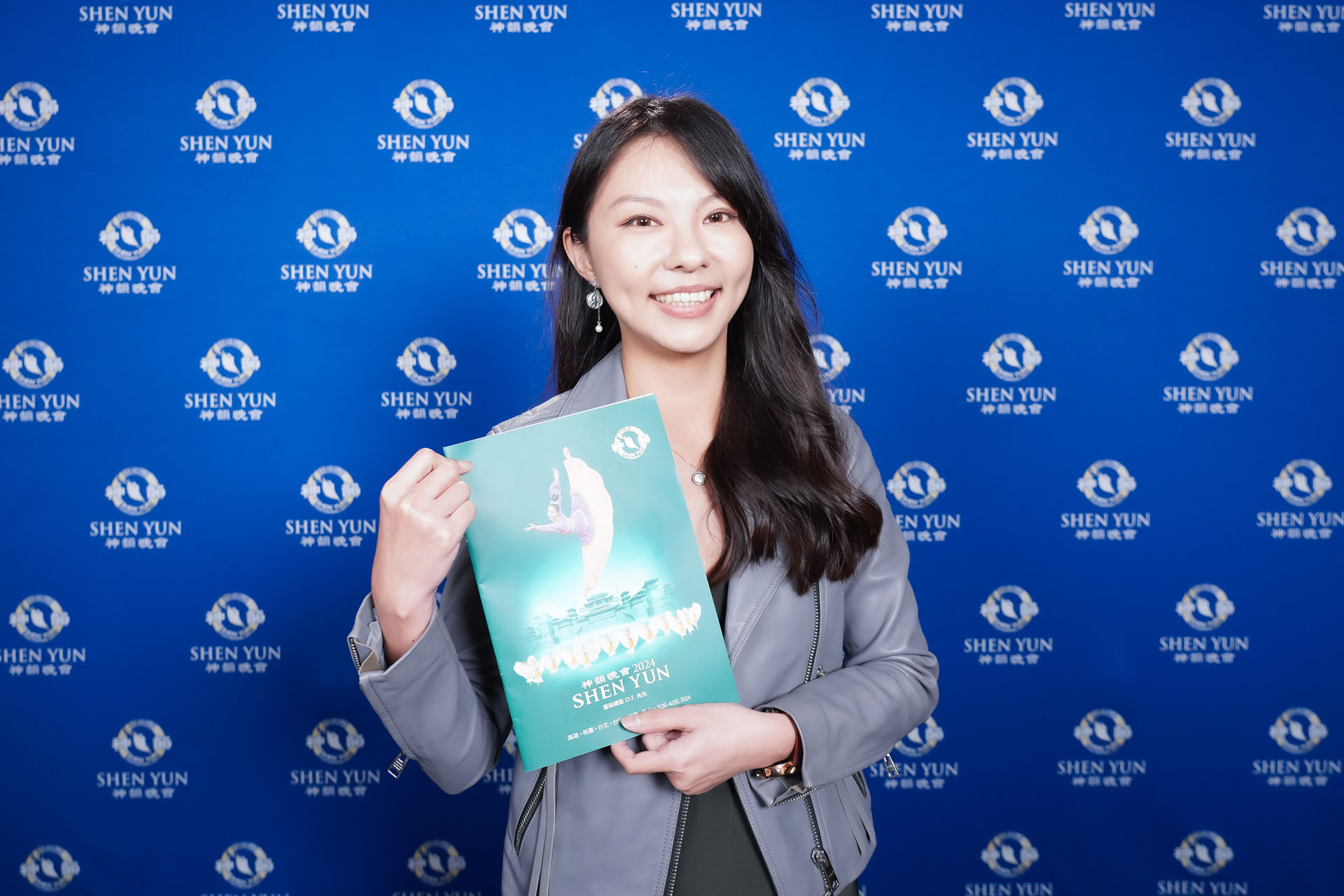 图11:二零二四年三月二十六日晚,珠宝设计总监陈希亚观赏神韵纽约艺术团在高雄卫武营的第一场演出。(大<span style='max-width:0px!important;margin-left:-4px;color:#eee!important;'>.</span>纪<span style='max-width:0px!important;margin-left:-4px;color:#eee!important;'>.</span>元<span style='max-width:0px!important;margin-left:-4px;color:#eee!important;'>;</span>)