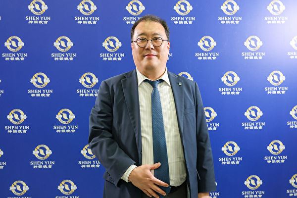 '图3:二零二四年四月二十四日晚间,韩国共同民主党中央宗教特别委员会副委员长朴宰汉在Aram 歌剧院观赏了神韵纽约艺术团在高阳的首场演出。'