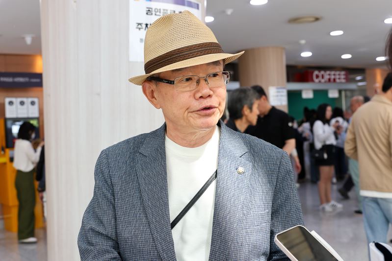 '图6:二零二四年四月二十七日下午,世界北朝鲜研究中心理事长安灿一观赏神韵纽约艺术团在韩国高阳Aram歌剧院的第四场演出。'