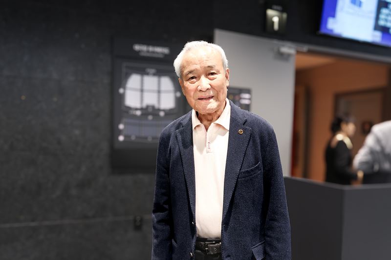 '图10:二零二四年五月十日晚间,金镇侑观看了神韵纽约艺术团在大邱寿城艺术中心的首场演出。'