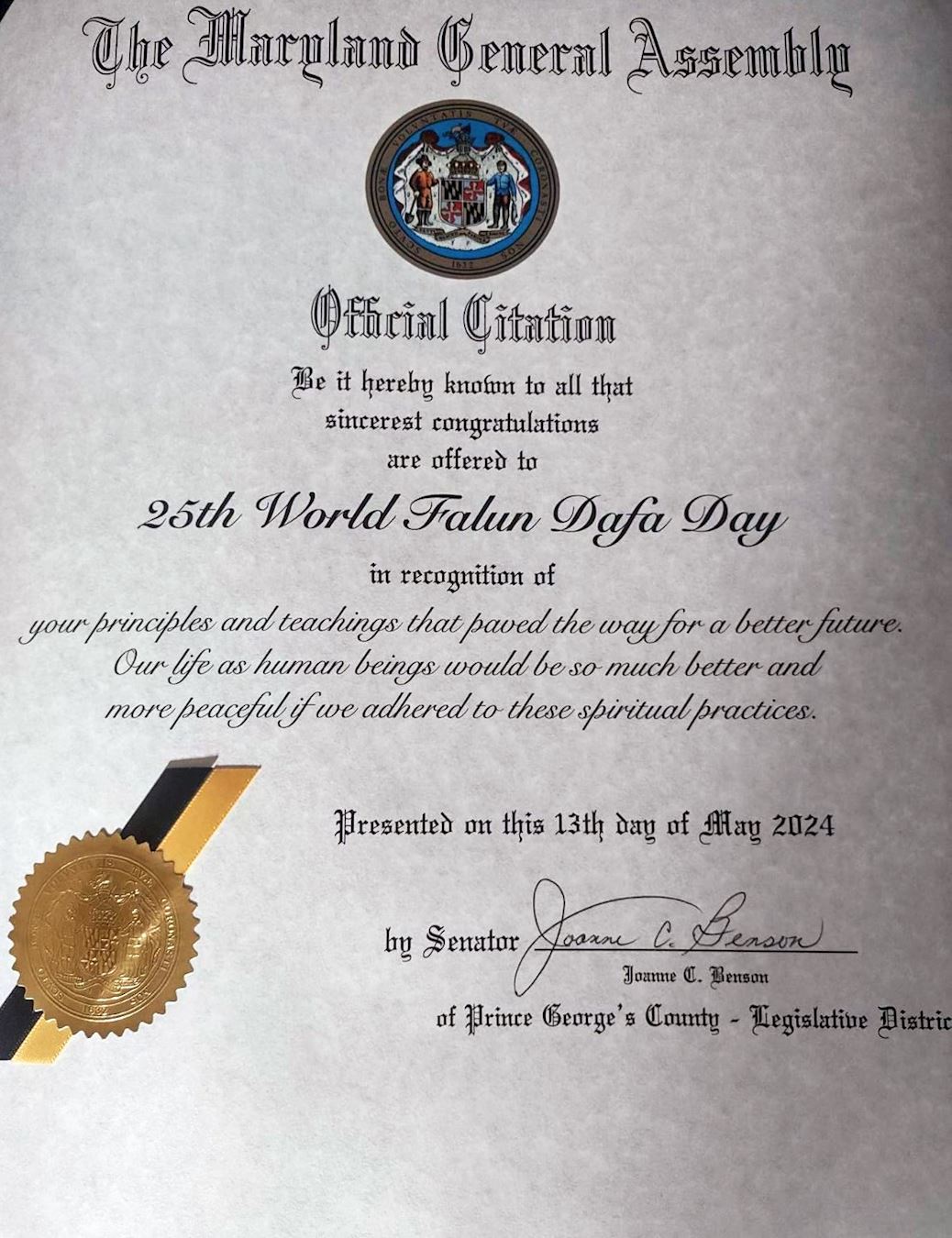 '图2:庆祝法轮大法日之际,马里兰州参议员乔安妮·本森(Joanne Bendon)向法轮大法学会颁发褒奖证书。'