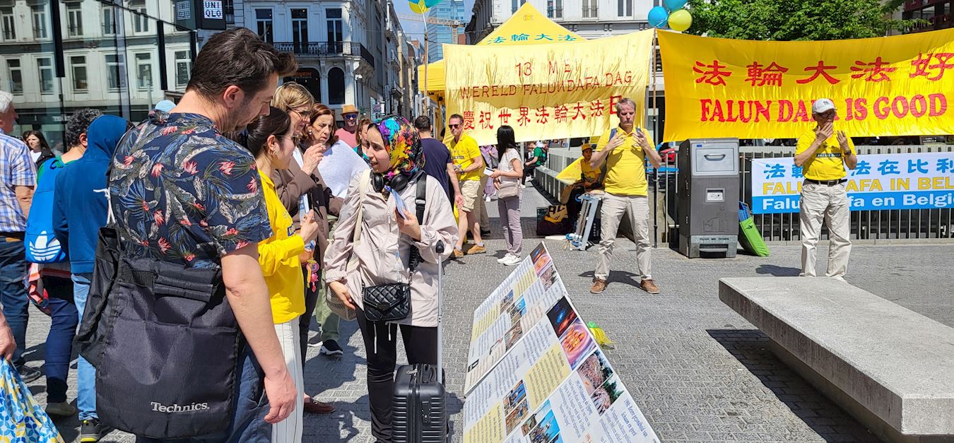 '图2~4: 法轮功学员炼功场面吸引着众多民众围观,比利时人民喜爱法轮功。'