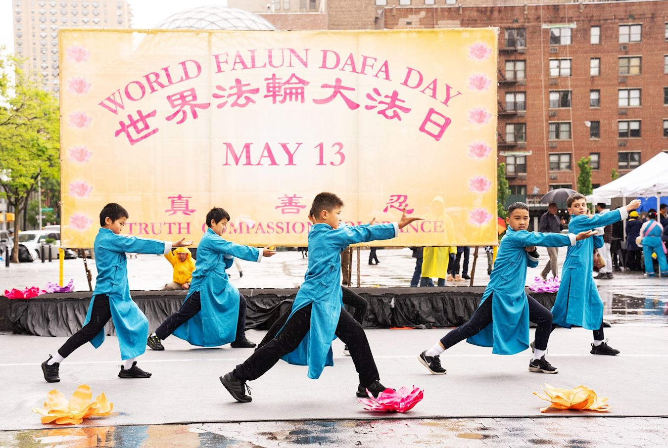 '图5~23:纽约学员于五月十二日在曼哈顿联合广场欢歌载舞,欢颂这天地同贺、普天同庆的伟大殊胜的日子。'