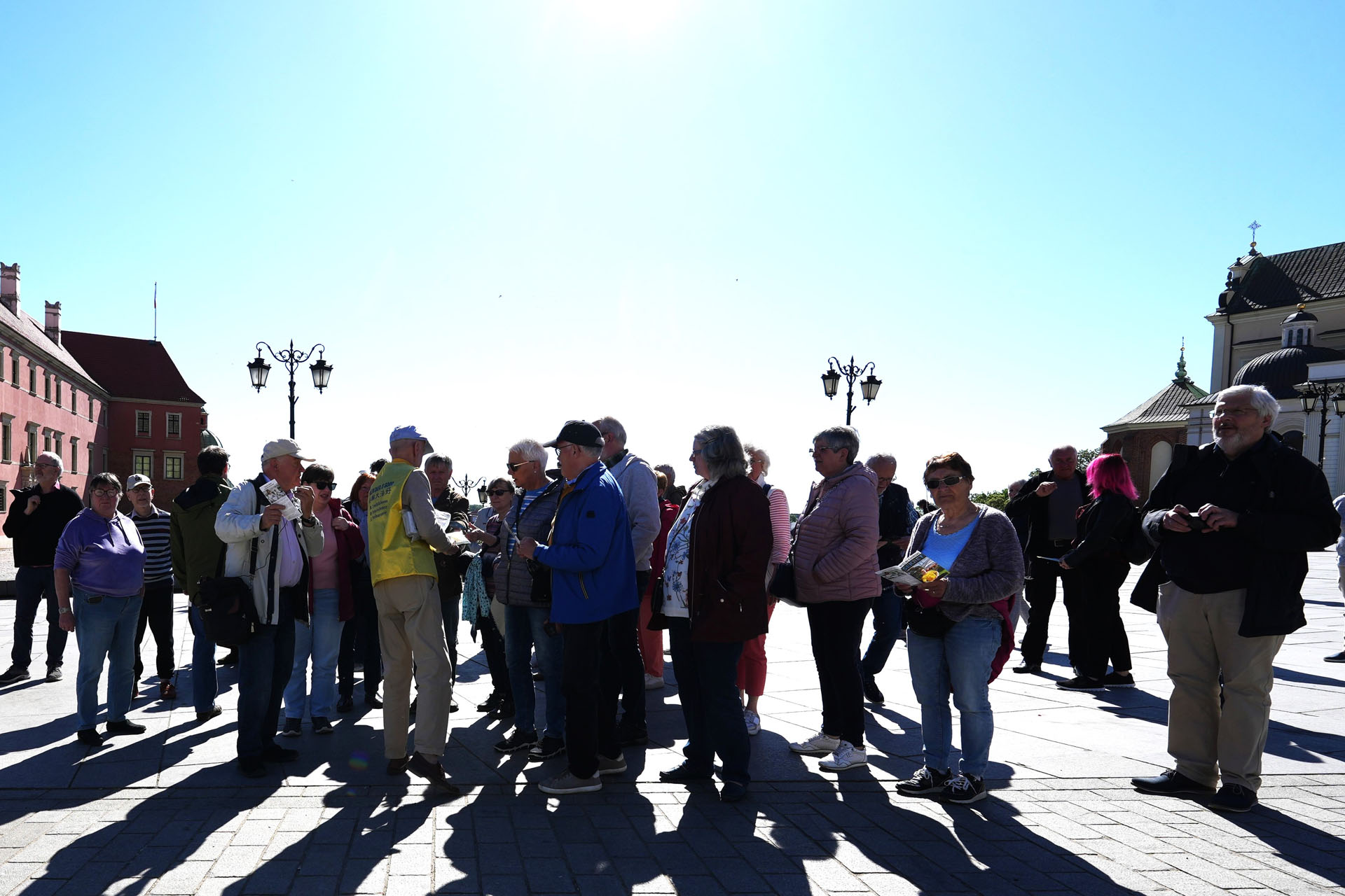 图3~25:波兰法轮功学员华沙市中心举办游行活动,庆祝世界法轮大法日暨法轮功师尊华诞及法轮大法洪传世界32周年。