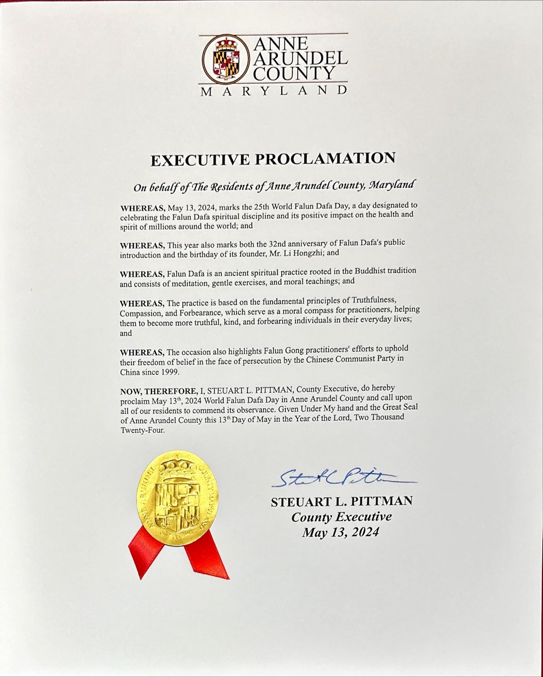 '图2:第二十五届“世界法轮大法日”当天,美国马里兰州安阿伦德尔郡(Anne Arundel County)颁发郡长褒奖'