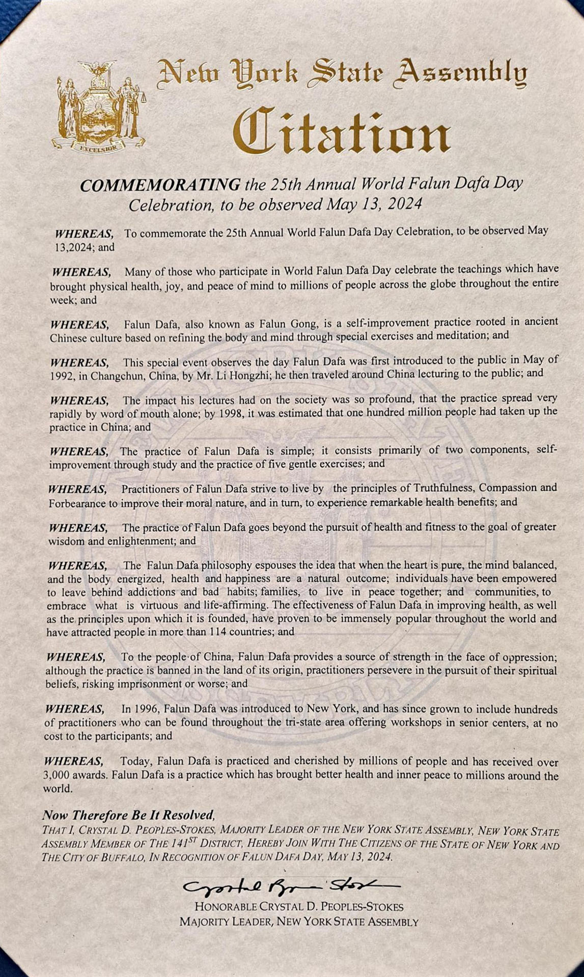 图1:纽约州众议院多数党领袖颁发褒奖令。