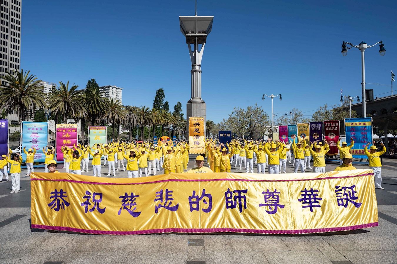 图3:二零二四年五月十一日,美国旧金山湾区的法轮功学员在旧金山举办游行活动,庆祝法轮大法弘传世界三十二周年暨世界法轮大法日二十五周年。
