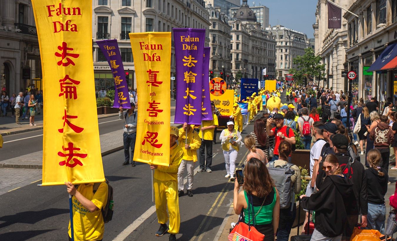 图4:二零二四年五月十一日,英国法轮功学员在伦敦市中心举行盛大游行集会,庆祝第二十五届世界法轮大法日,暨法轮大法弘传世界三十二周年,并恭祝师父生日快乐。
