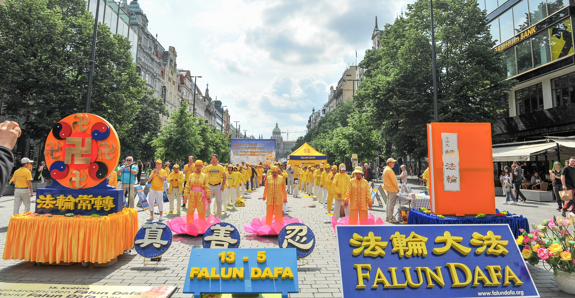 图25:二零二四年五月十二日,捷克法轮功学员在“世界法轮大法日”的庆祝活动中进行功法演示。