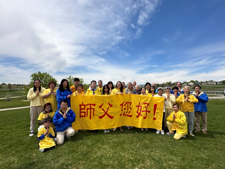 图1:二零二四年五月十一日,部份科罗拉多法轮功学员在大丹佛地区卡彭特公园(Desert Breeze Park)集体炼功,庆祝世界法轮大法日并恭祝师尊华诞