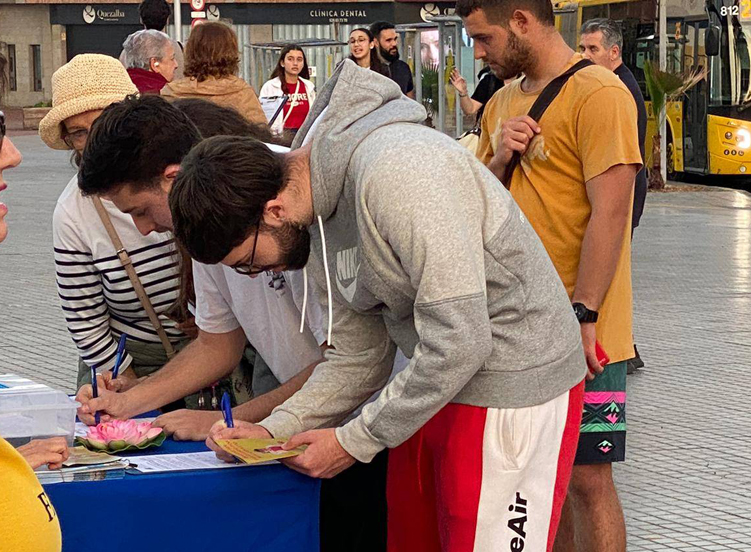 图1~7:西班牙大加那利岛民众签字声援法轮功学员反迫害