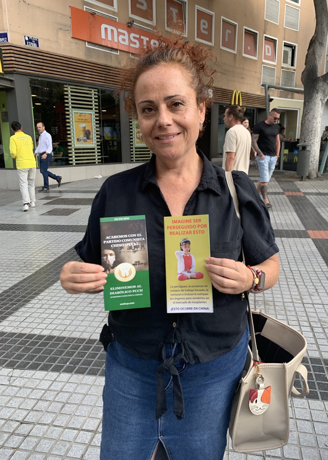 图8:活动当天,第一个在请愿书上签名的女士。