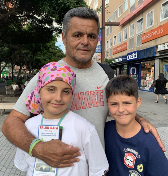 图9:阿玛斯先生和他的两个孩子都签字声援法轮功反迫害