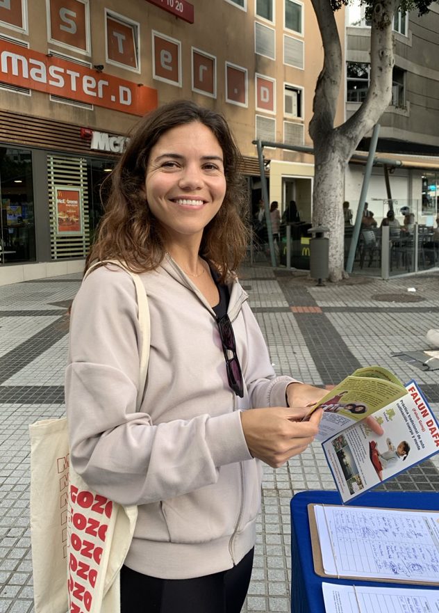 图11:年轻姑娘伊纳斯感谢法轮功学员让她和更多人知道真相