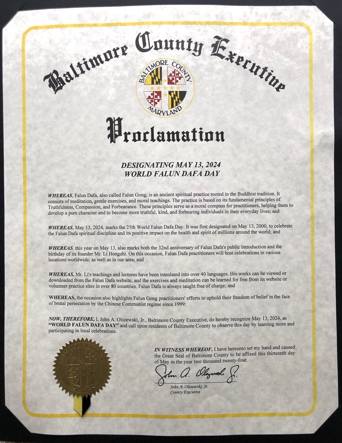 图1~2:美国马里兰州巴尔的摩郡郡长小约翰·奥尔泽沃斯基(John A. Olszewski,Jr.)颁发褒奖令,将二零二四年五月十三日定为巴尔的摩郡的“世界法轮大法日”。