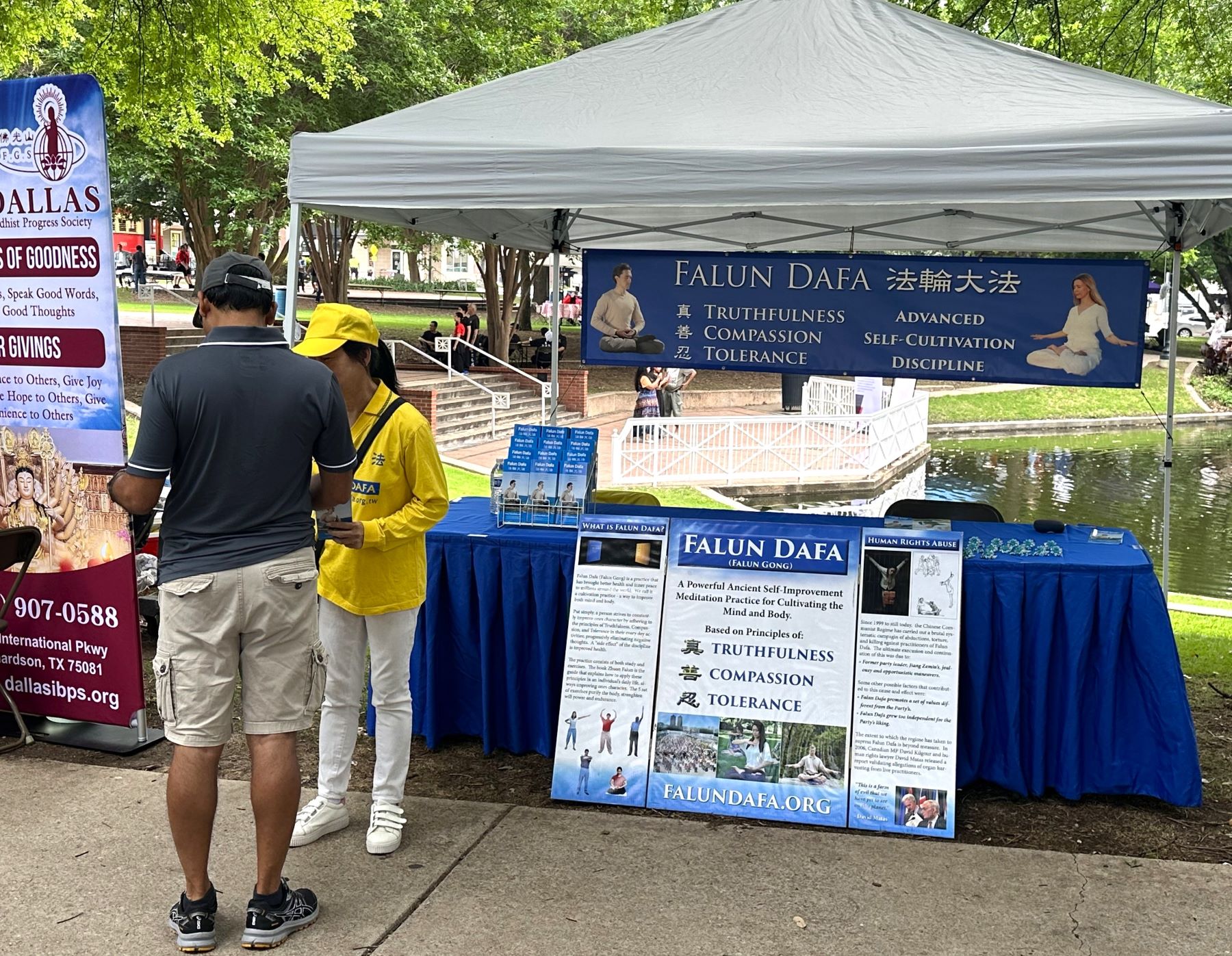 图1~3:达拉斯学员在布兰诺市亚裔节上向人们介绍法轮大法。