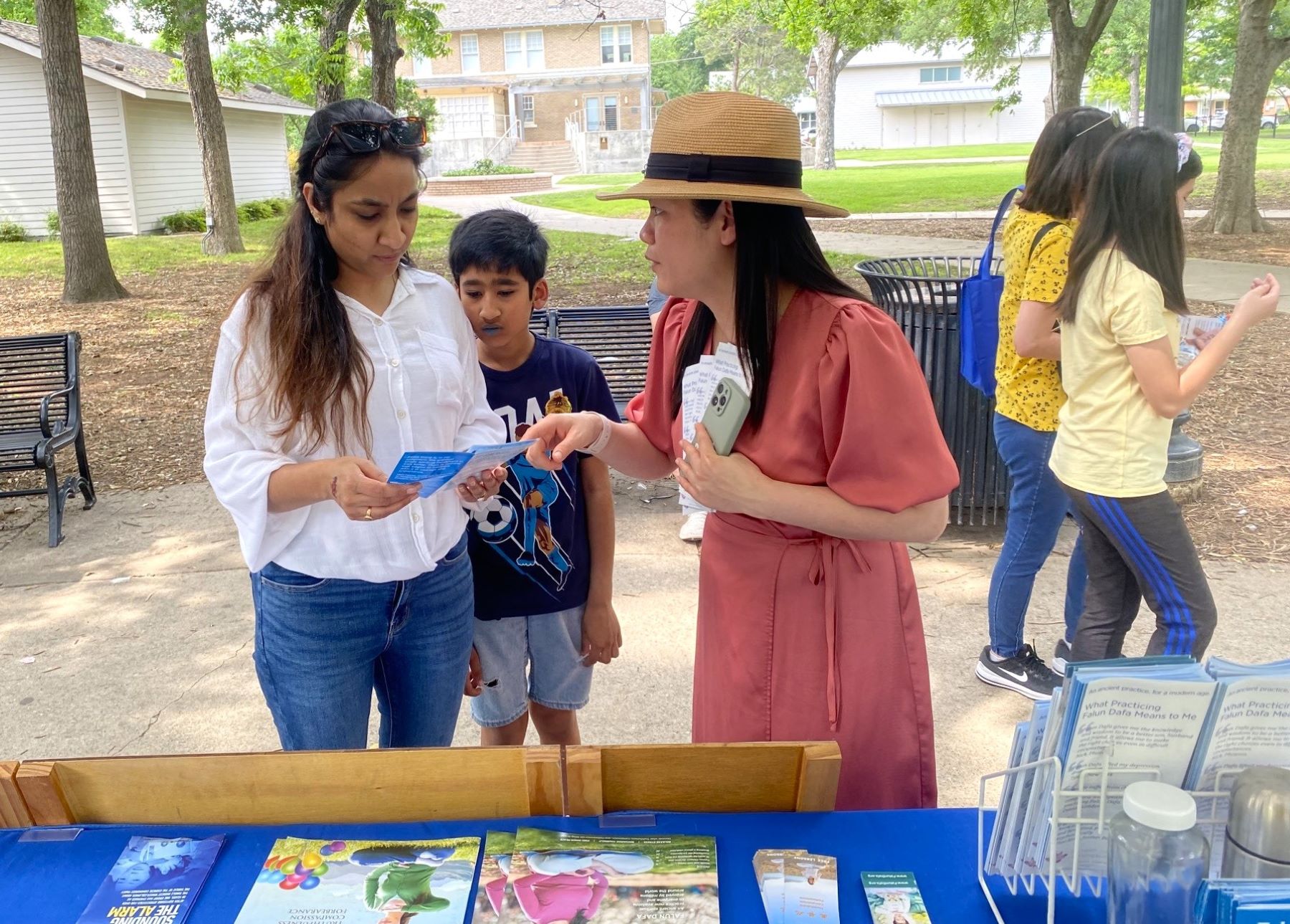 图4~5:不同族裔的人们在布兰诺市亚裔节了解法轮大法。