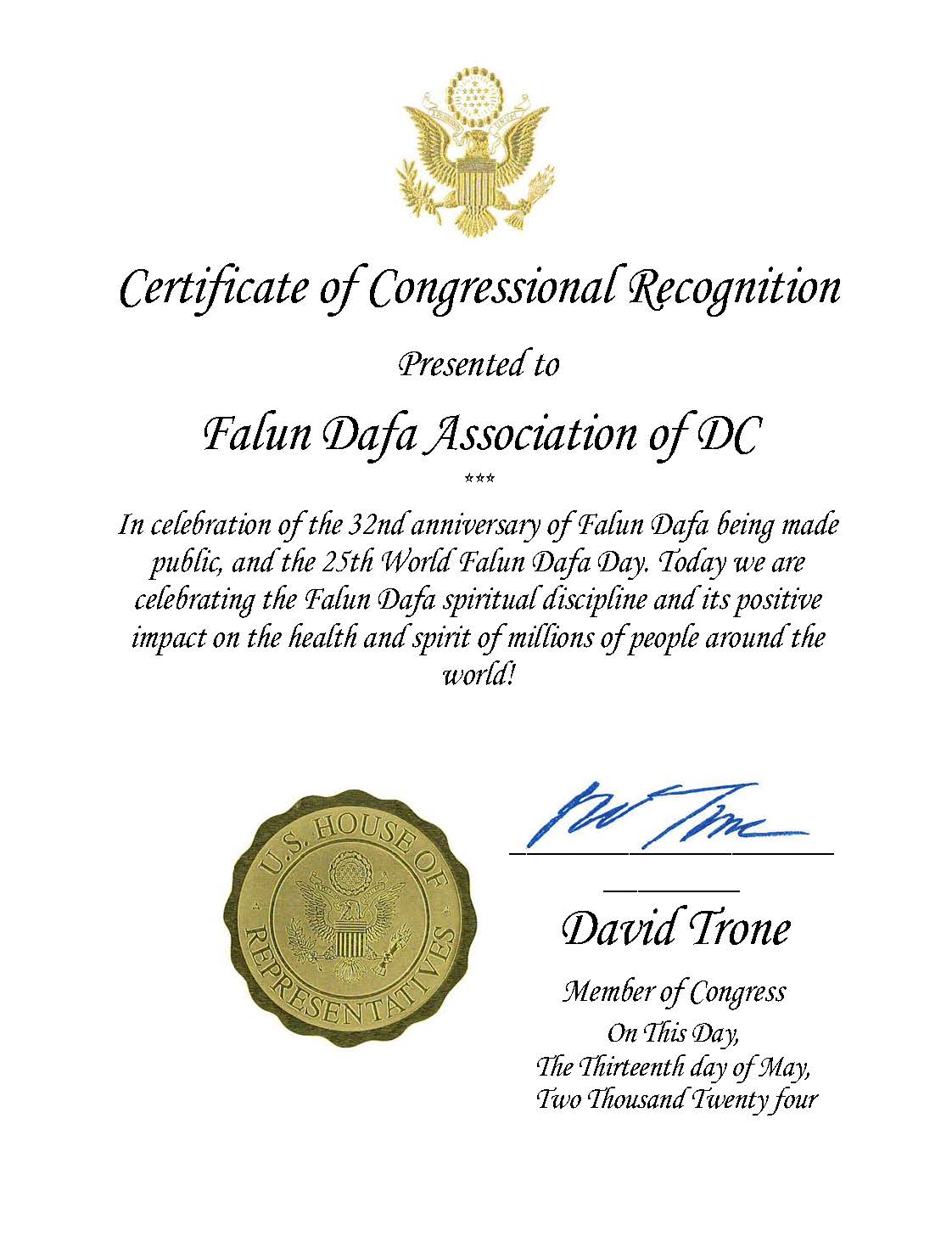 图1~2:在世界法轮大法日来临之际,美国马里兰州联邦众议员大卫·特罗恩(David Trone)向华盛顿DC法轮大法学会颁发国会褒奖证书。