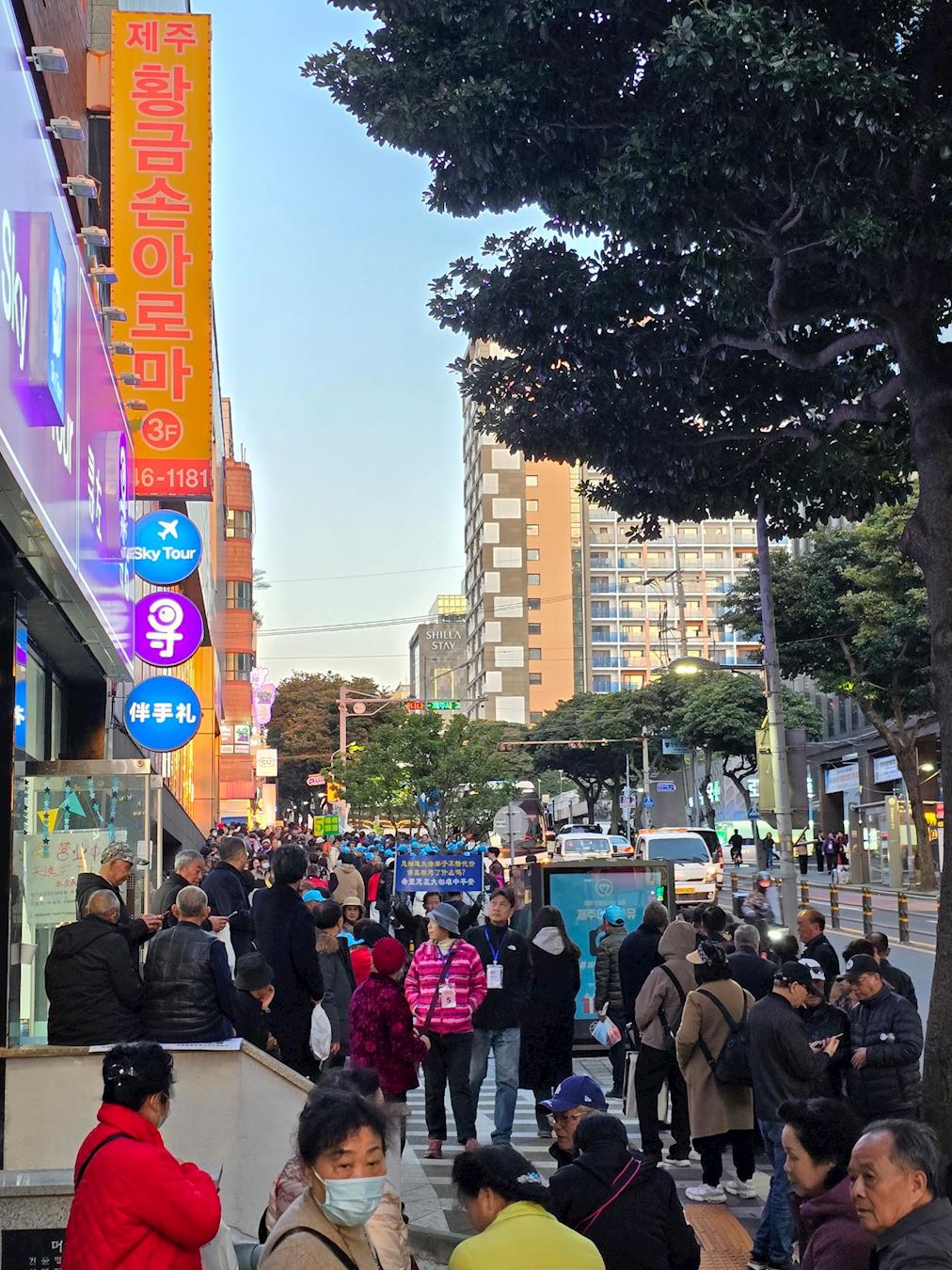 '图1~5:在济州岛新罗免税店真相展板前的中国游客,看到法轮功真相展板后他们震惊与意外,面对如此众多的中国游客,急缺讲中国话的同修讲真相,不说中国话的同修举展板、发资料、发正念也好啊。'