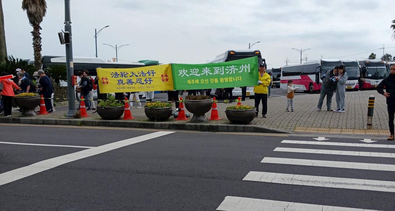 '图6~7:是邮轮码头,中国大陆游客下船的必经之地,去打横幅的同修平时2人,最多时3人。'