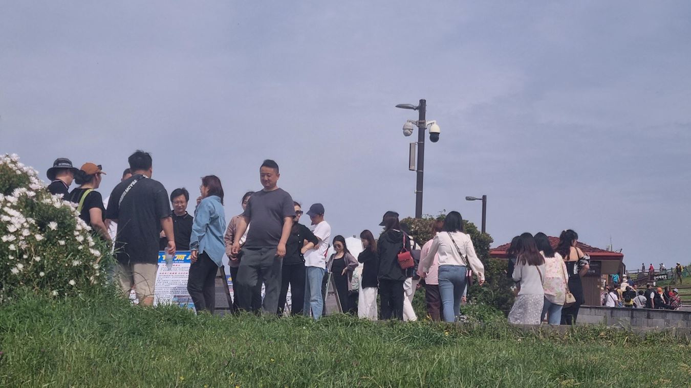 '图片8-14这里是济州有名的风景区——日出峰真相点,也是急缺讲真相同修。'