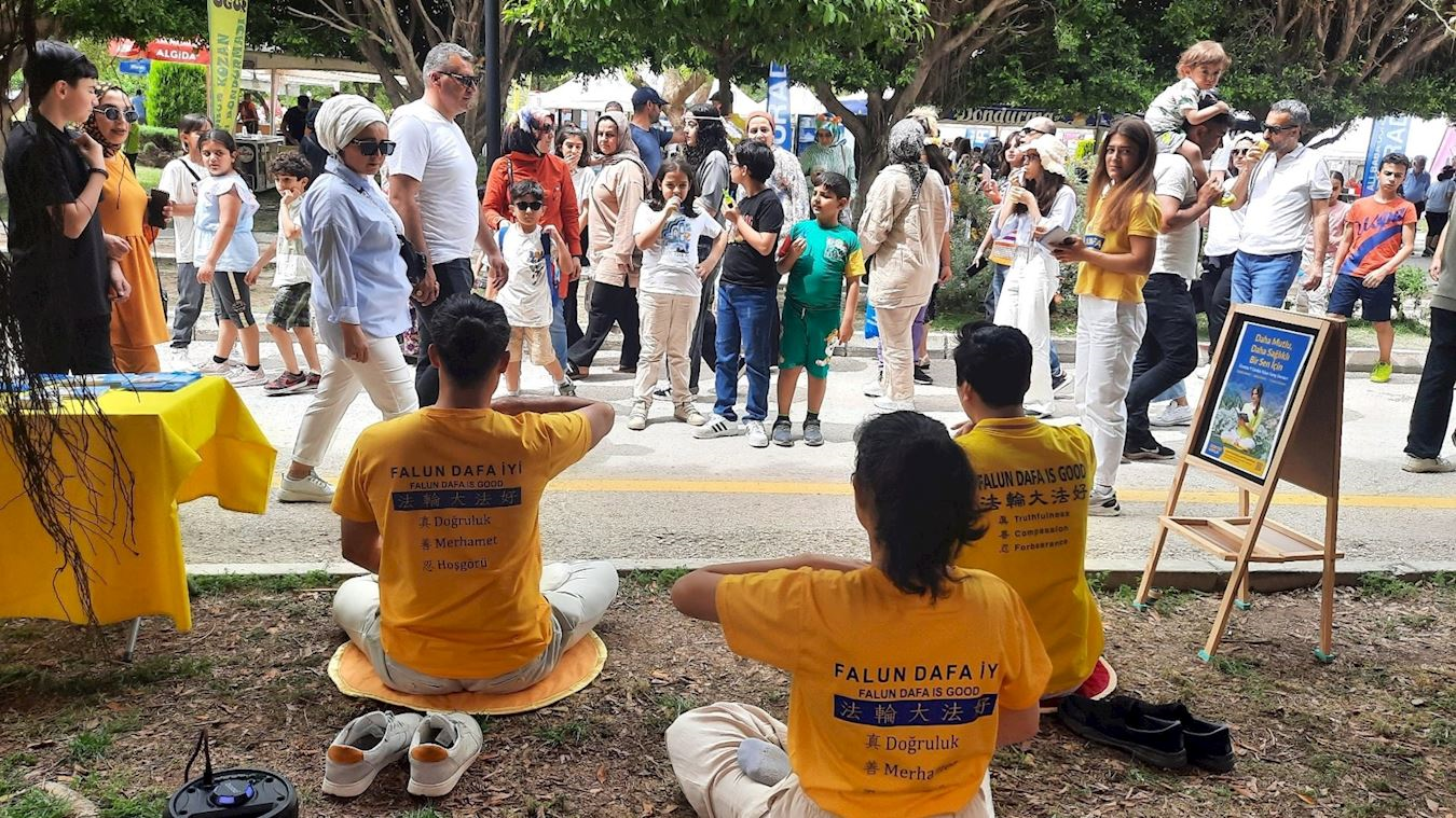 '图1:二零二四年四月十七至二十一日,土耳其法轮功学员在人潮涌动的阿达纳市中央公园,连续五天弘法教功。'