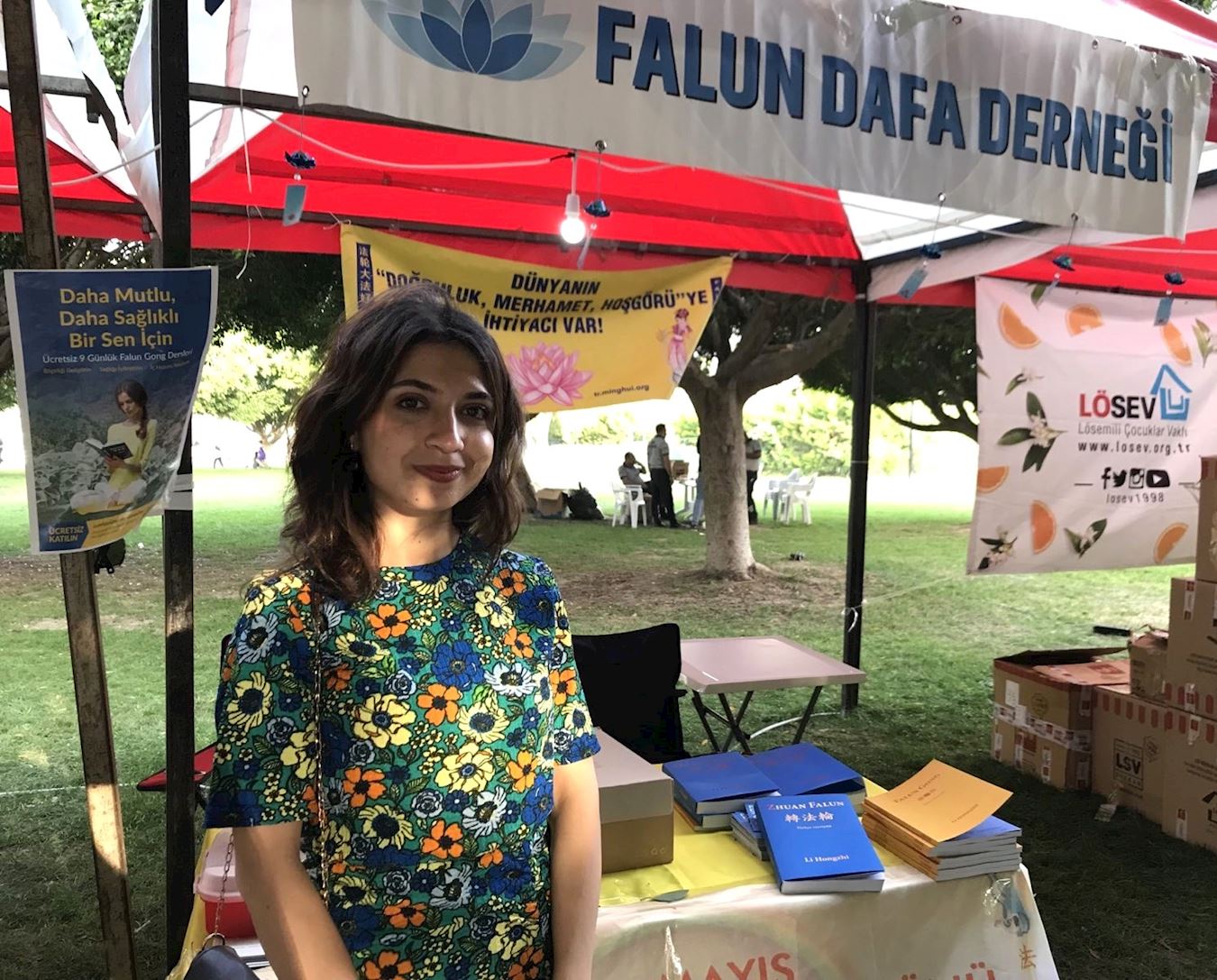 '图3:学前班的教师法特玛在炼功后,感到内心的宁静和光明。'