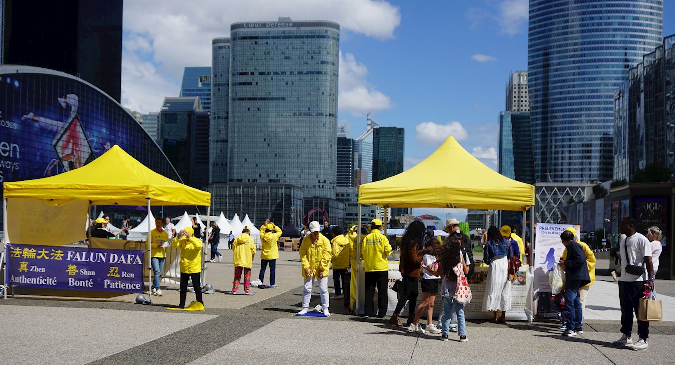 '图1~8:巴黎法轮功学员在著名的科技园区拉德芳斯(La