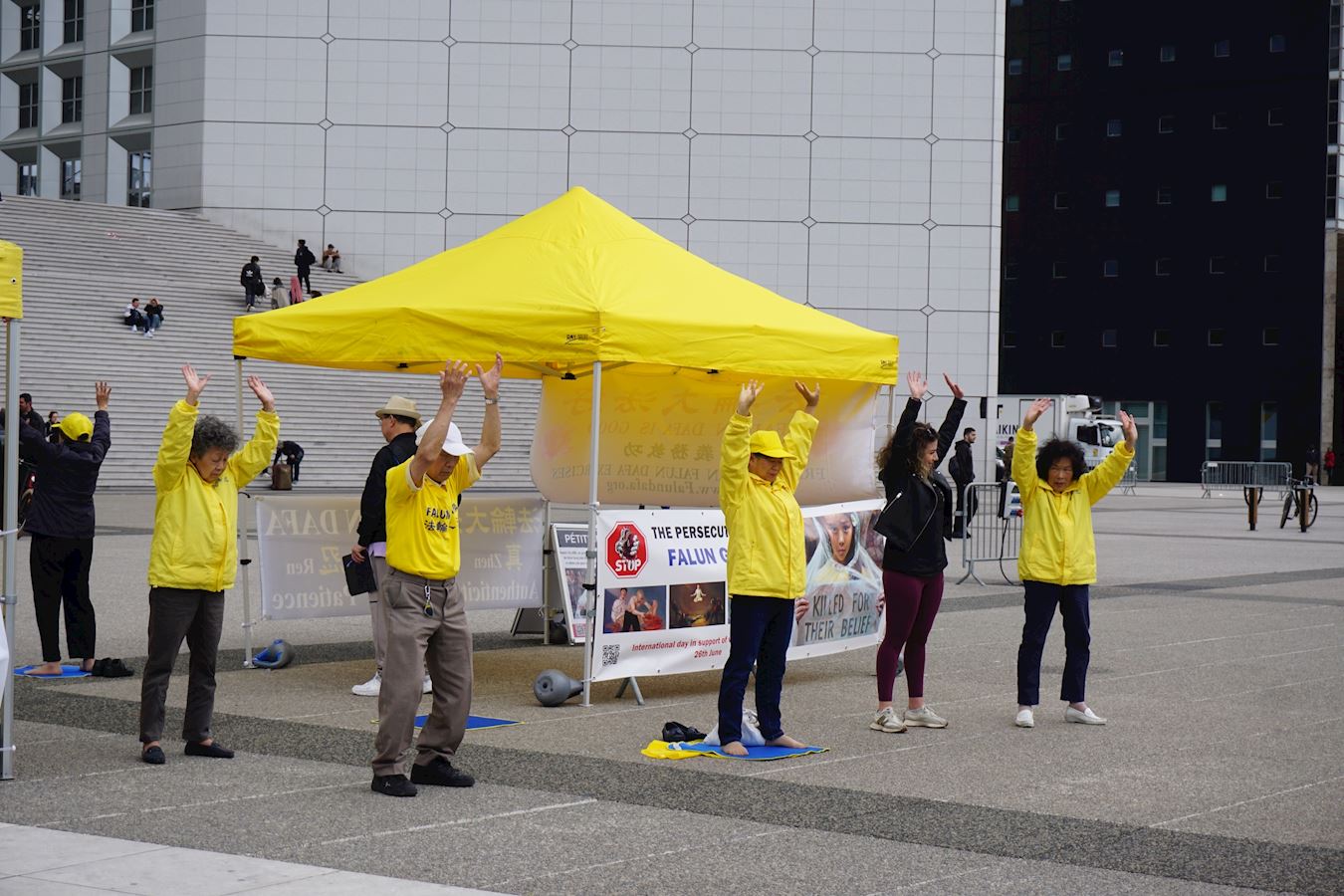 '图15:曼侬-杜兰 (右二)正在学炼法轮功'