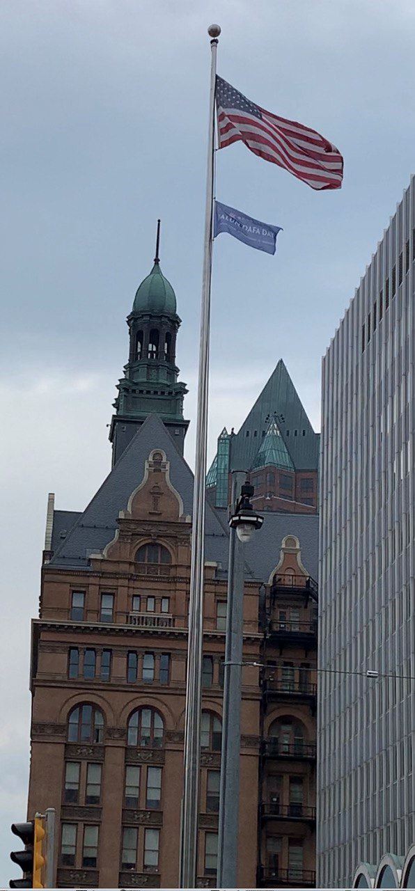 月十日法轮大法日旗帜在密尔沃基市政厅前升起'