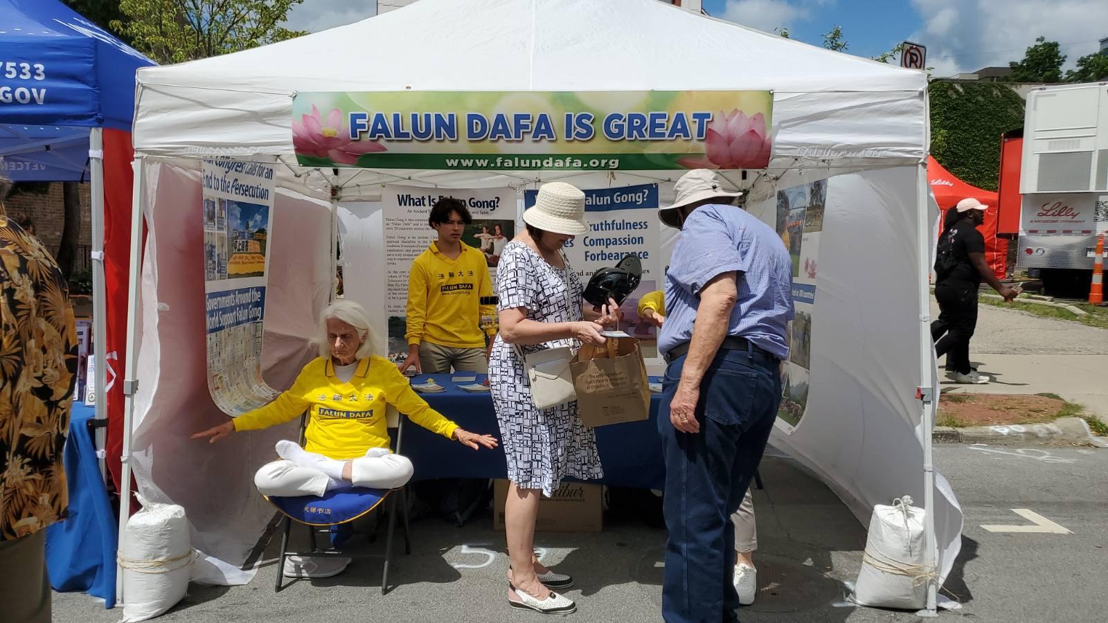 图1~6:在二零二四年七月十八日至二十日期间,密西根州法轮功学员在安娜堡艺术博览会上进行了为期三天的弘法和讲真相活动