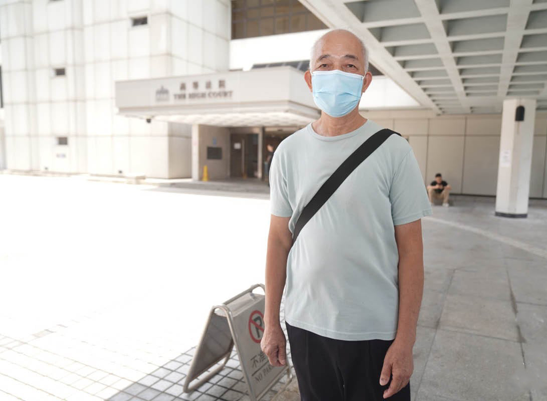 图2~3:案件审讯期间出庭作证的法轮功学员黄先生,二零二四年七月二十五日到高等法院旁听。