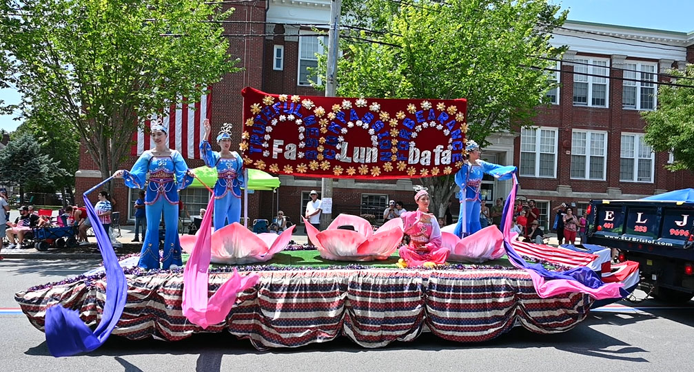 图1:法轮大法的花车参与庆祝美利坚合众国特有的独立、自由、平等的价值观,更彰显其非凡的神圣与美丽。