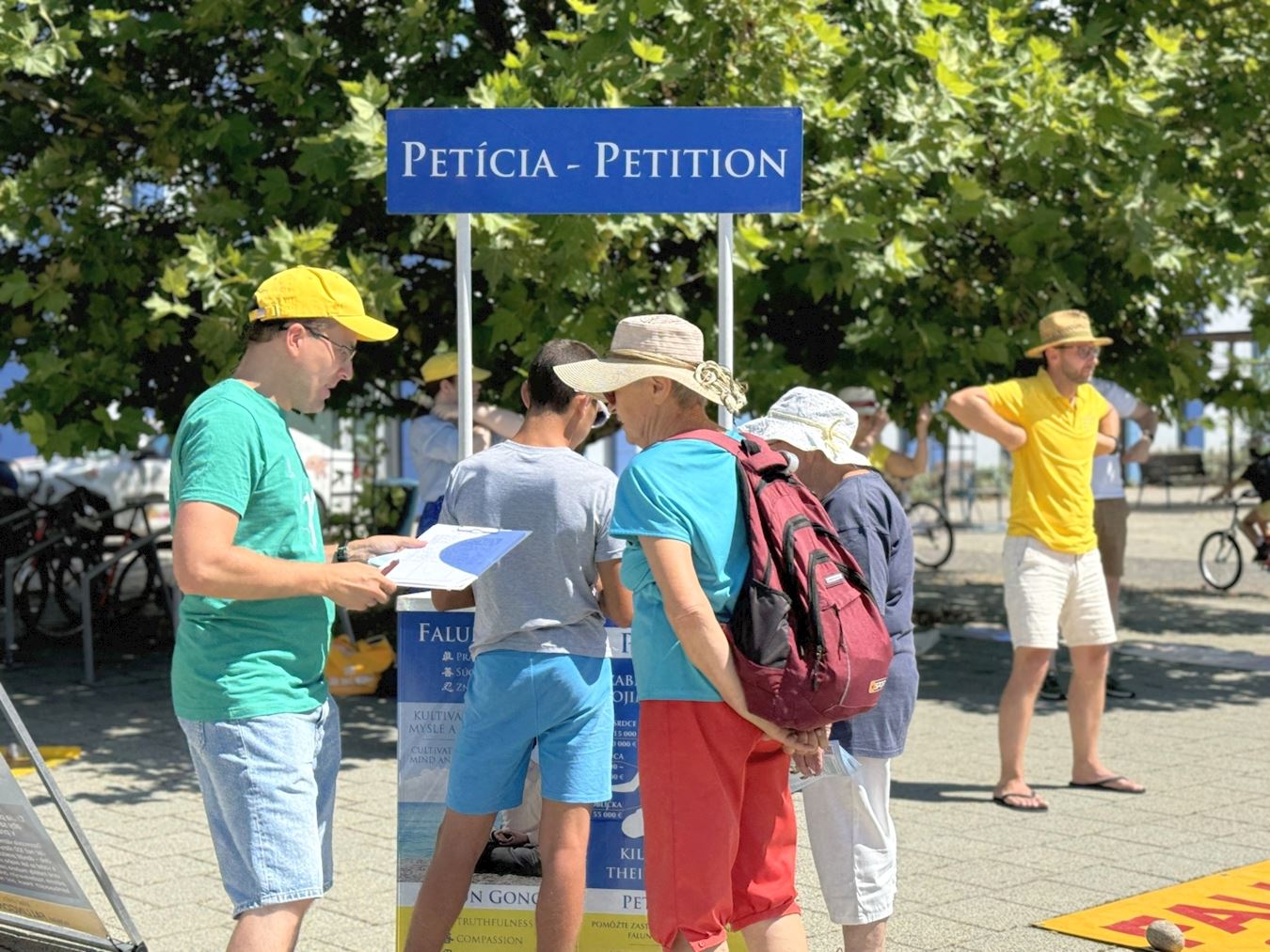 '图1:学员在卢切内茨向民众讲述真相。'