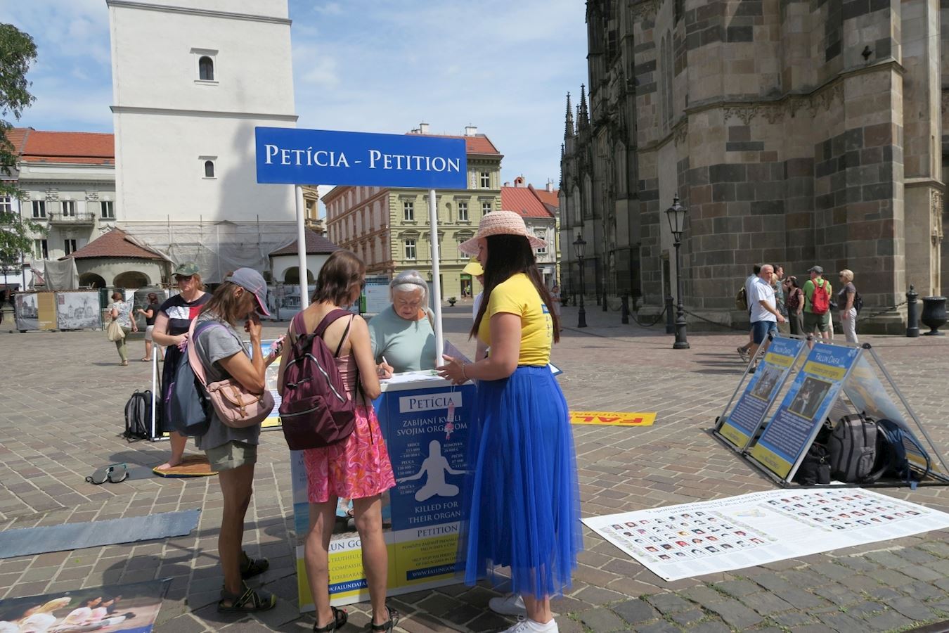 '图2~3:法轮功学员在科希策举行弘法和讲真相的活动。'